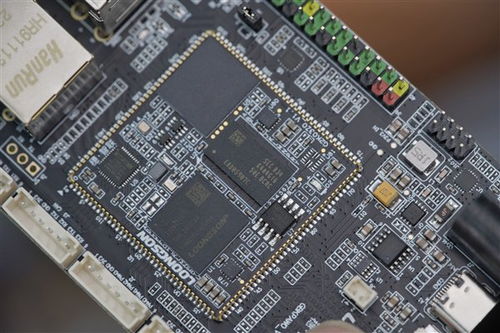 龙芯2K0300蜂鸟开发板图赏 巴掌大小的国产计算平台